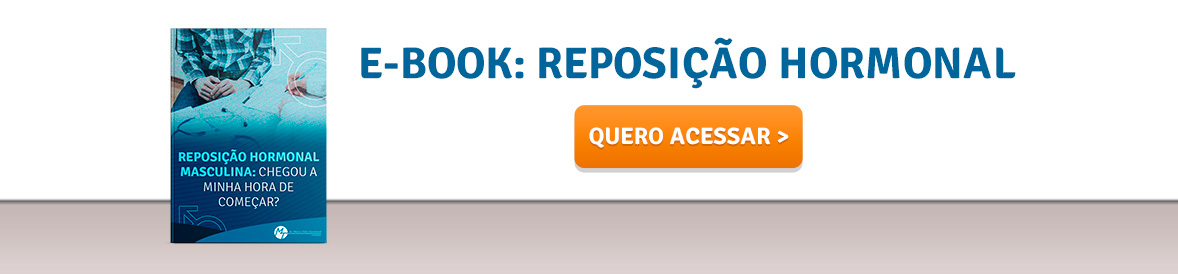 As alterações orgânicas relacionadas ao envelhecimento podem também estimular a necessidade de uma reposição hormonal masculina. Saiba com esse post para quem a reposição de testosterona está indicada. Por que fazer reposição hormonal masculina? Antes de mais nada, vamos entender o que  leva um médico a prescrever uma reposição  hormonal  masculina.  Esse tratamento é indicado quando os pacientes estão com hipoganadismo,  que ocasiona uma baixa na produção de testosterona pelo organismo. Há estudos médicos que apontam que 15% dos homens entre 50  a 60 anos podem ter esse diagnóstico. A  testosterona é um dos principais hormônios do organismo masculino, começa  a ser produzida  já na sétima semana de desenvolvimento embrionário. Vai regular  diversos processos no corpo,  como características sexuais dos homens,  o vigor físico e mental,  além do desejo sexual, entre outros aspectos. Os níveis de testosterona permanecem altos  na juventude, porém,  a partir dos 30 anos começam a cair. Em cerca de 40% deles,  o hormônio começa a diminuir muito mais intensamente após os 40 anos.